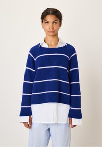 Пуловер в полоску