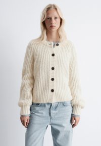 Вязаная кофта