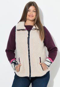 Длинный жилет