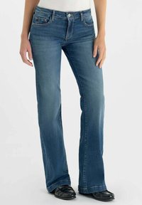 Клешеные джинсы