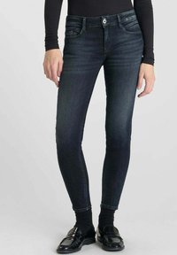 Короткие джинсы