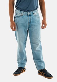 Прямые джинсы