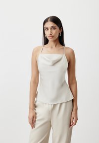 Топ на бретельках