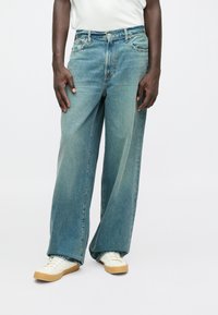 Свободные джинсы