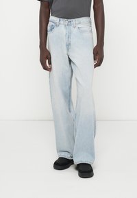 Свободные джинсы