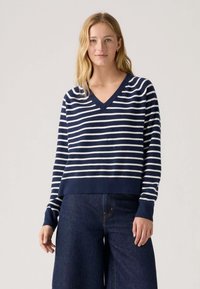 Пуловер в полоску