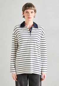 Пуловер с воротником поло