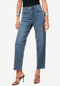 Прямые джинсы