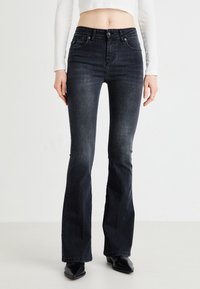 Клешеные джинсы