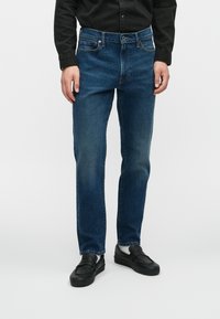 Прямые джинсы