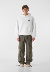 Брюки с накладными карманами