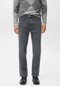 Прямые джинсы