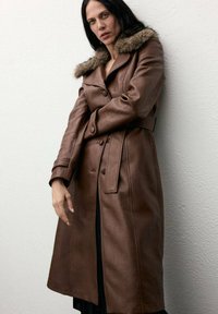 Пальто из искусственной кожи