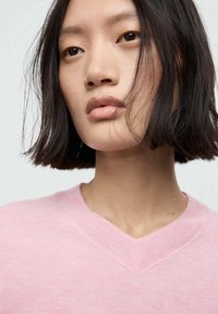 Пуловер с вырезом V