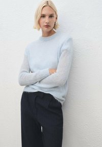 Пуловер в полоску