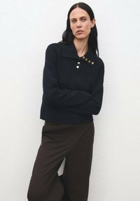 Пуловер с воротником поло