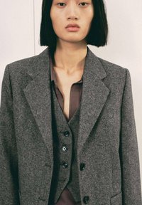 Короткое пальто