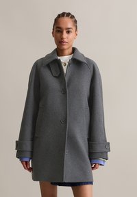 Короткое пальто