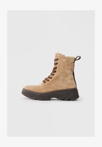 Сапожки на танкетке