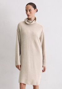 Вязаное платье