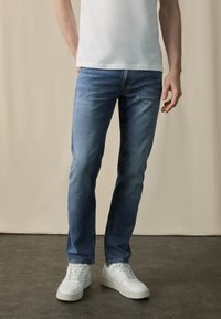 Прямые джинсы