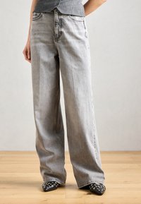 Прямые джинсы Прямые джинсы