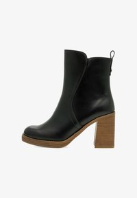 Полусапожки на высоком каблуке