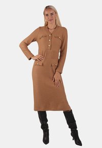 Вязаное платье