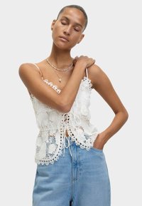 Топ на бретельках