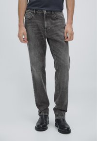 Узкие джинсы