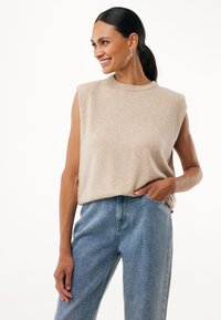 Пуловер без рукавов