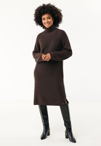 Вязаное платье