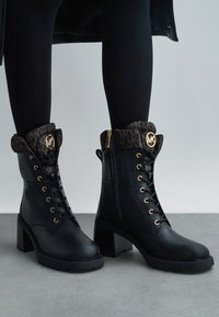 Ботинки на шнуровке