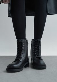 Ботинки на шнуровке