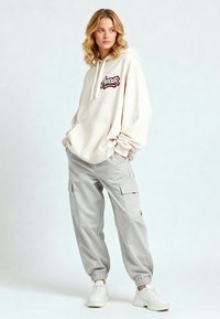 Пуловер с капюшоном Пуловер с капюшоном