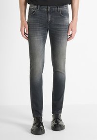 Узкие джинсы