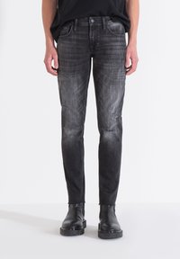 Узкие джинсы