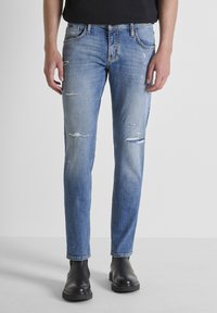 Узкие джинсы