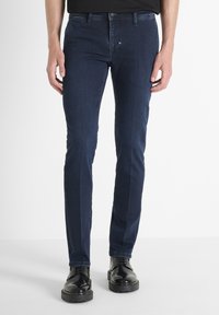 Узкие джинсы