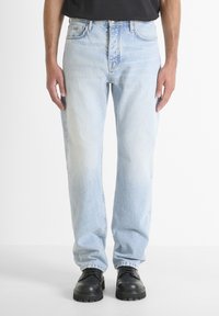 Прямые джинсы