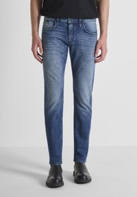 Узкие джинсы