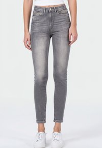 Узкие джинсы