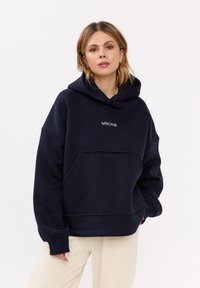 Пуловер с капюшоном