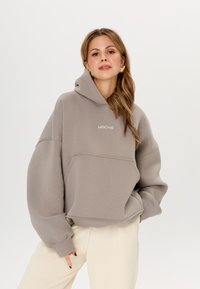 Пуловер с капюшоном