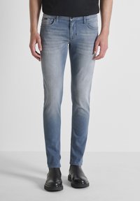 Узкие джинсы