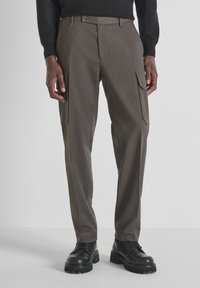 Брюки с накладными карманами