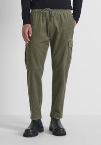 Брюки с накладными карманами