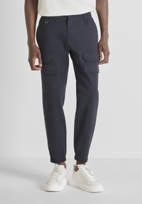 Брюки с накладными карманами