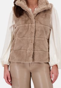 Жилет Жилет