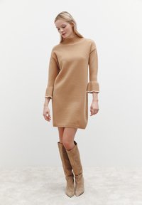 Вязаное платье